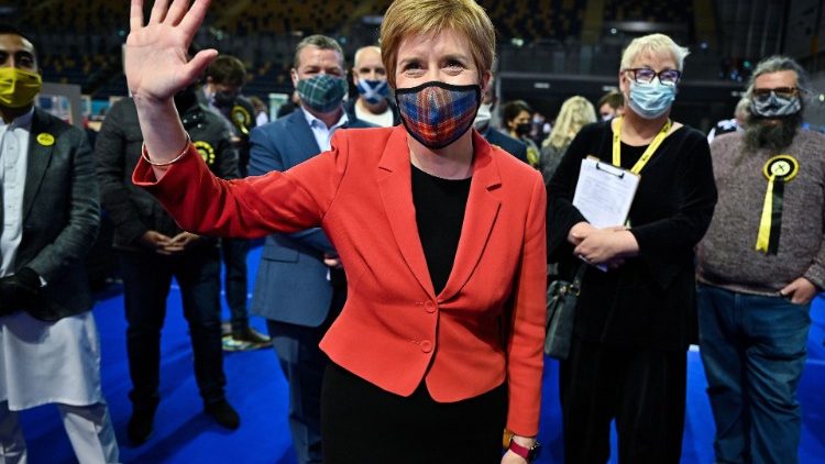 La premier scozzese Nicola Sturgeon in un momento dell'appuntamento elettorale del 7 maggio