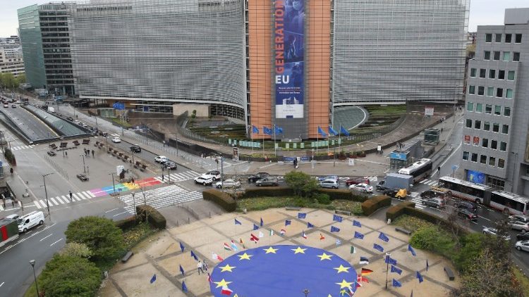 EU-Flagge auf dem Schuman-Platz in Brüssel