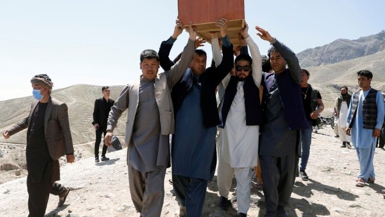 Una delle salme in conseguenza degli ultimi attentati in Afghanistan