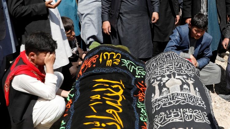 Beerdigung von Schulmädchen, die in Kabul bei einem Terroranschlag starben