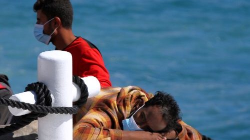Duemila persone migranti a Lampedusa in 24 ore, il parroco: "Non chiamatela emergenza"
