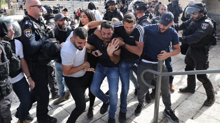 Estalla la violencia en la mezquita de Al Aqsa cuando Israel celebra el Día de Jerusalén
