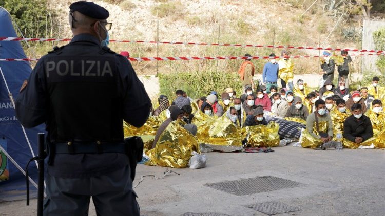 Migranten kommen auf Lampedusa an