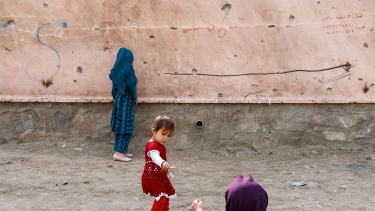 Crianças ao lado de uma parede danificada no local da explosão de um carro-bomba que atingiu meninas em uma escola em Cabul, Afeganistão, 10 de maio de 2021. REUTERS / Stringer / Foto de arquivo