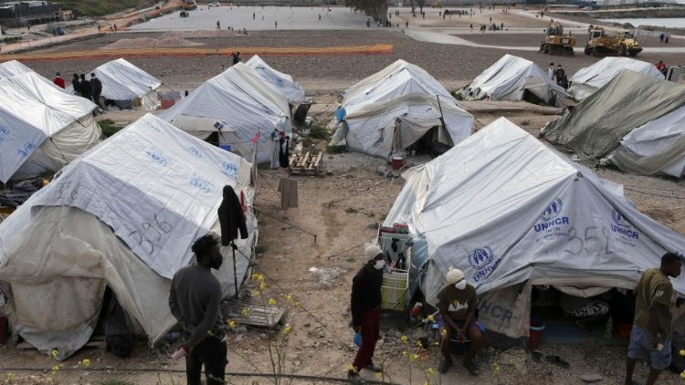 Flüchtlinge und Migranten stehen neben Zelten im Lager Mavrovouni auf der Insel Lesbos, Griechenland, 29. März 2021.