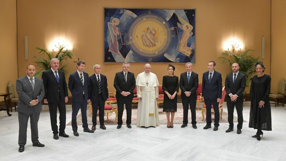 Spoločná fotografia s delegáciou sprevádzajúcou prezidenta Fernándeza pri návšteve Vatikánu