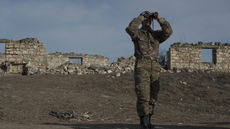 Un soldato armeno a Taghavard, nel Nagorno-Karabakh (Artem Mikryukov/Reuters)