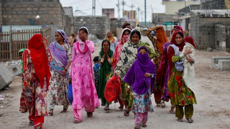 तौकते तुफान से पहले सुरक्षित स्थान की ओर भागती हुई गुजरात की महिलाएँ