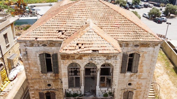 लेबनान के जुनिएह में परित्यक्त एक परम्परागत घर