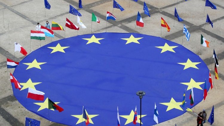 Голям флаг на ЕС в центъра на площад Шуман, пред централата на Европейската комисия, в рюксел  за Деня на Европа.