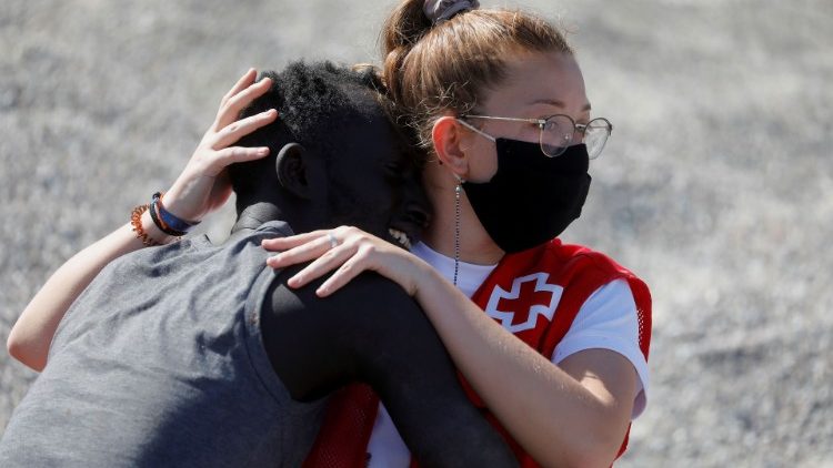 Eine Mitarbeiterin des Roten Kreuzes kümmert sich in Ceuta um einen marokkanischen Migranten (Archivbild aus dem Mai 2021)