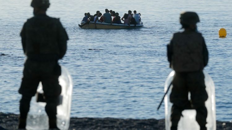 Migranten versuchen, auf einem Boot nach Europa zu gelangen