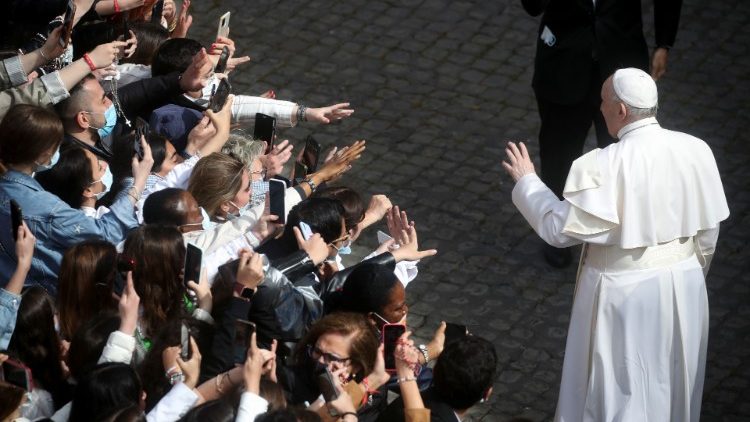 Påven Franciskus hälsar på pilgrimerna vid den allmänna audiensen 19 maj som hölls på innergården San Damaso i Vatikanen .