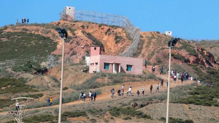 Milliers de migrants à Ceuta, à la frontière entre le Maroc et l'Espagne, le 19 mai 2021. 