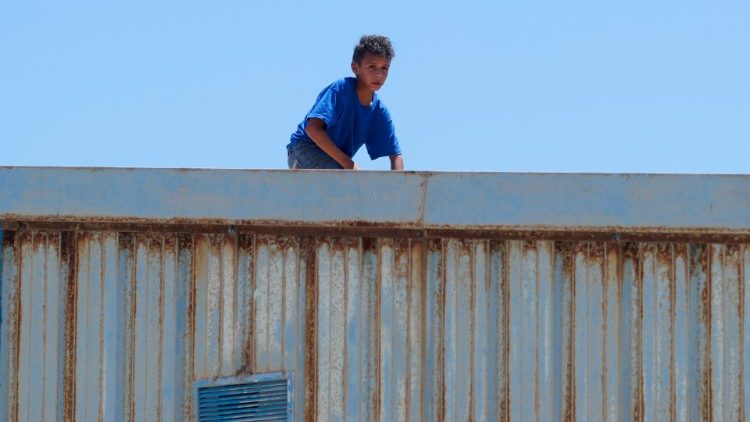 Ein marokkanischer Minderjähriger auf dem Dach einer behelfsmäßigen Flüchtlingsunterkunft in Ceuta