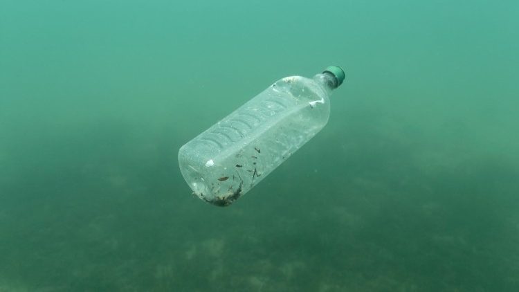एड्रियाटिक समुद्र में तैरता हुआ  प्लास्टिक बोटल