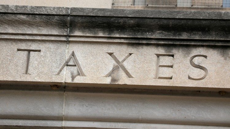Le mot "impôts" gravé sur le fronton du Fisc américain, à Washington. 