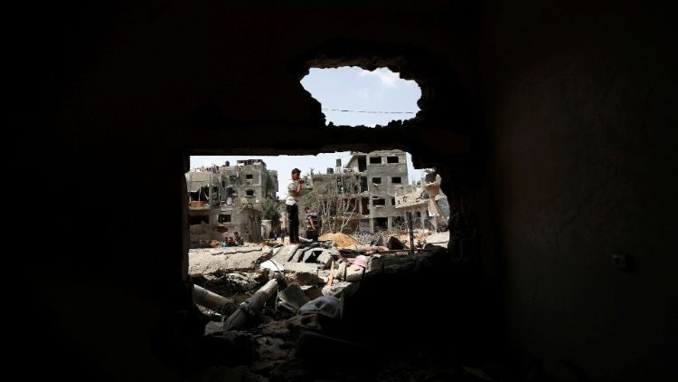 Ein Palästinenser steht auf einem der Schutthaufen, den die israelischen Luftangriffe in Gaza-Stadt hinterlassen haben