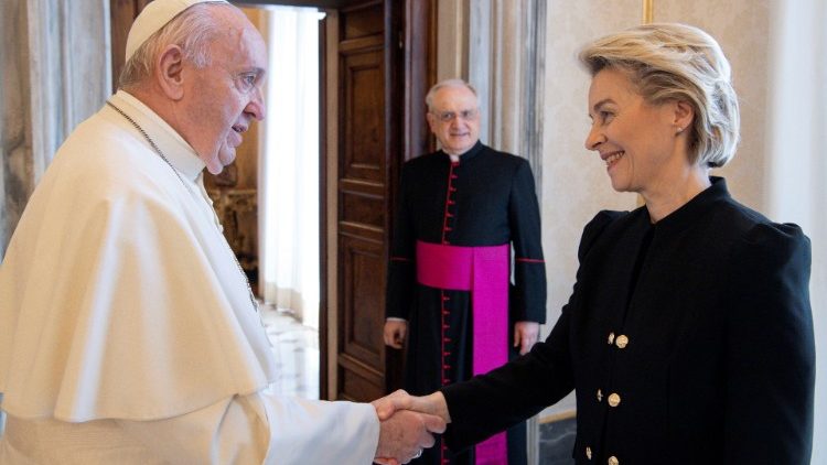 El Santo Padre encuentra a la Presidenta de la Comisión Europea, la Sra. Ursula von der Leyen