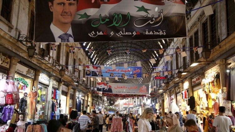 Les allées du souk al-Hamidieh à Damas arborent photos et affiches électorales de Bachar Al-Assad