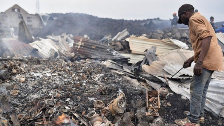 Los residentes recogen restos de sus casas destruidas por la lava depositada por la erupción del volcán Nyiragongo, cerca de Goma