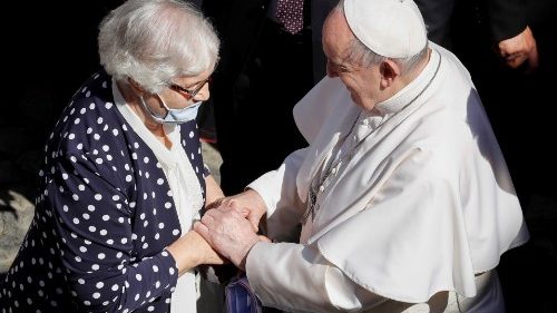 El beso del Papa en el brazo de Lidia, superviviente de Auschwitz