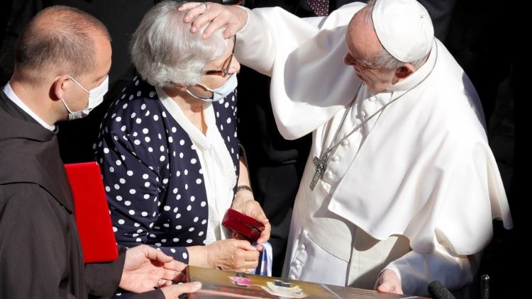 리디아 막시모비치를 축복하는 프란치스코 교황