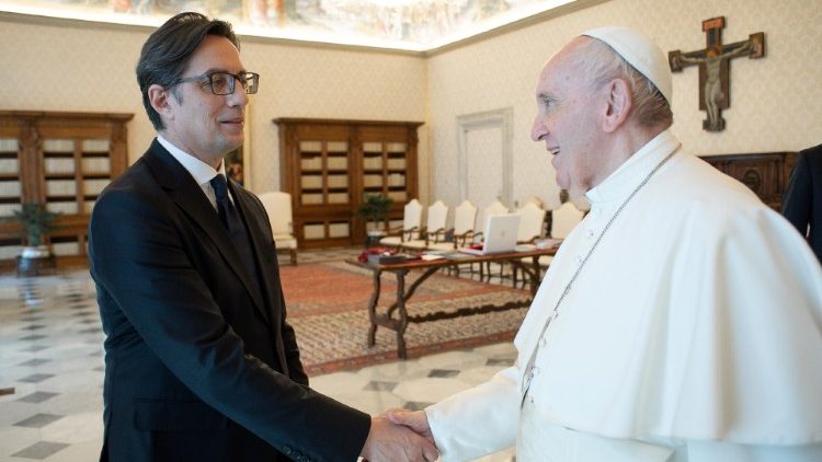Папата Фрањо со македонскиот претседател Пендаровски