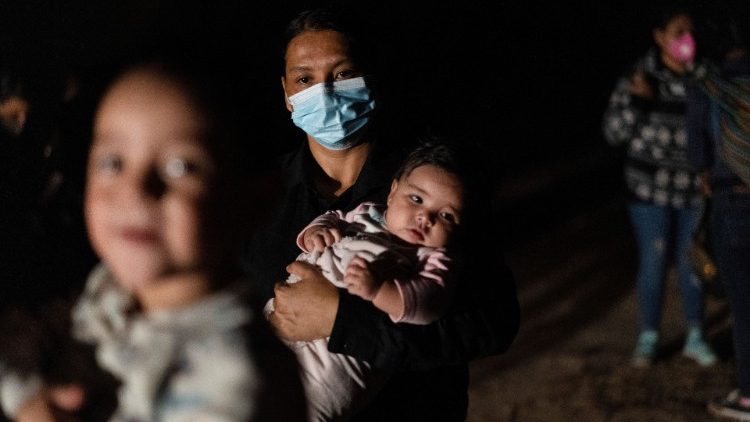 Jóvenes madres intentan cruzar con sus hijos la frontera entre México y Estados Unidos.