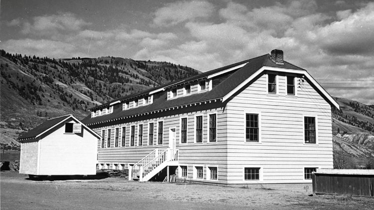 Schulgebäude des Heims für indigene Kinder in Kamloops, Kanada, ca. 1950