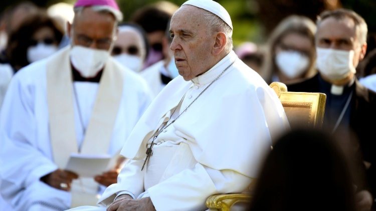 Папа падчас малітвы на Ружанцы. Ілюстрацыйнае фота