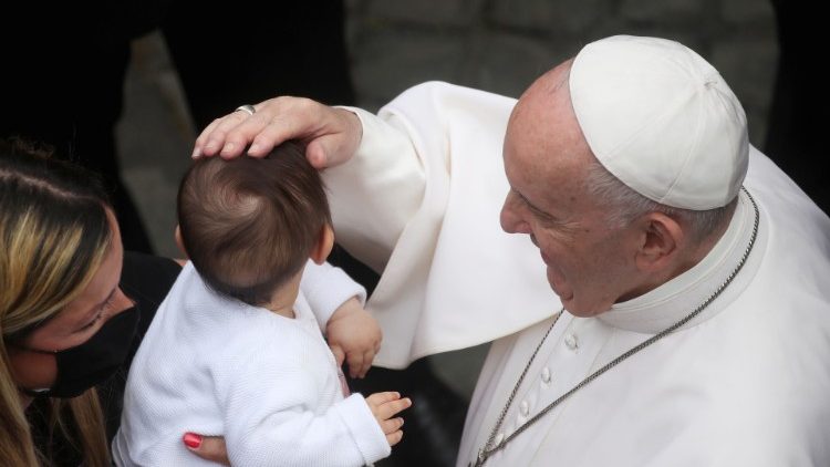 Le Pape François bénit un enfant lors de l'audience générale du 2 juin 2021