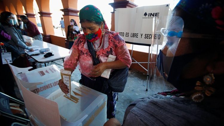 Una mujer deposita su voto durante las elecciones en México, 6 junio 2021.