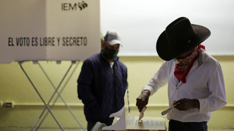 Ein Mann gibt seinen Stimmzettel im Wahllokal in Morelia ab.
