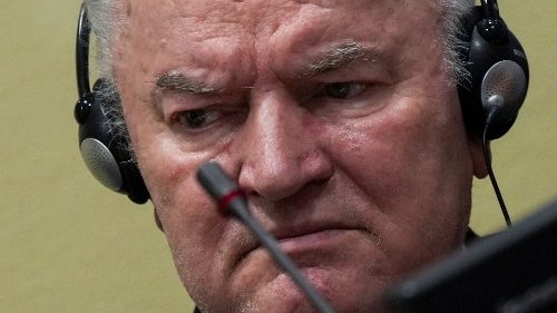 Guerra in Bosnia: confermata in appello la condanna per genocidio a Ratko Mladic