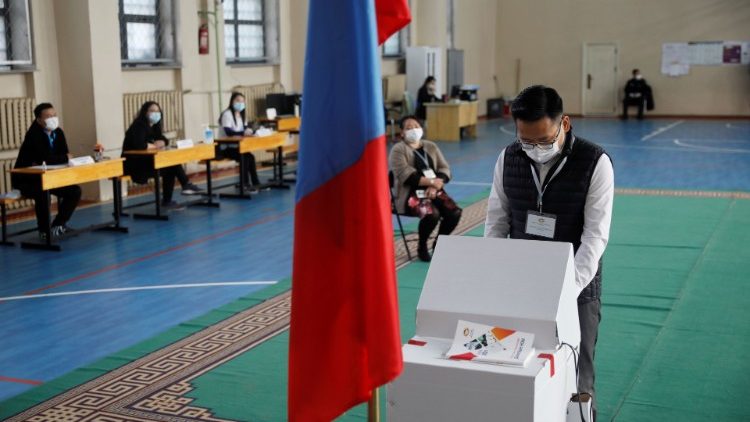 Vote lors de la présidentielle à Oulan-Bator 