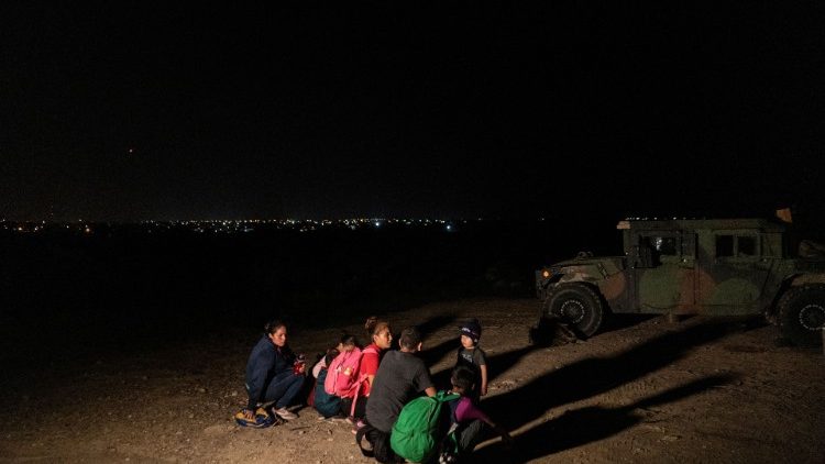 Familias de migrantes solicitantes de asilo tras cruzar el río Grande hacia Estados Unidos desde México.