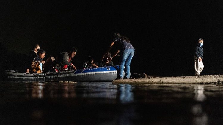 Asylum-seeking migrants cross the Rio Grande river in Roma