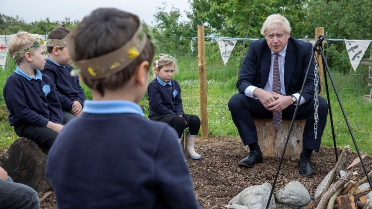 Британският премиер Борис Джонсън сред ученици от началното училище "Сейнт Иси", близо до Уейбридж в Корнуол. 10.06.2021