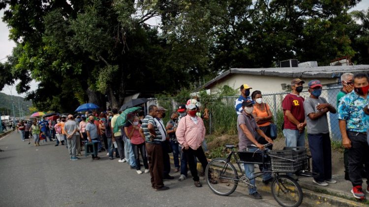 Venezuelani in fila fuori da un centro vaccinale