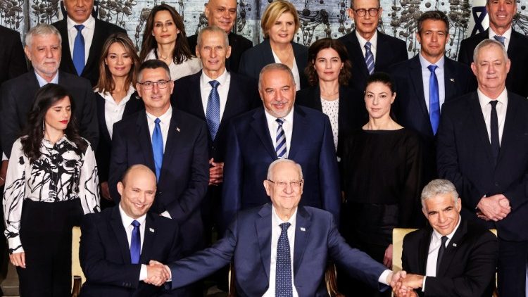 Le président israélien Reuven Rivlin (assis au premier rang, au centre), avec le Premier ministre Naftali Bennett (à sa droite), le ministre des affaires étrangères Yaïr Lapid (à sa gauche), et la nouvelle équipe gouvernementale, lundi 14 juin 2021