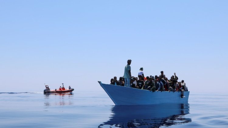 Opération de sauvetage de migrants en mer Méditerranée par Médecins sans Frontières, le 12 juin 2021. 