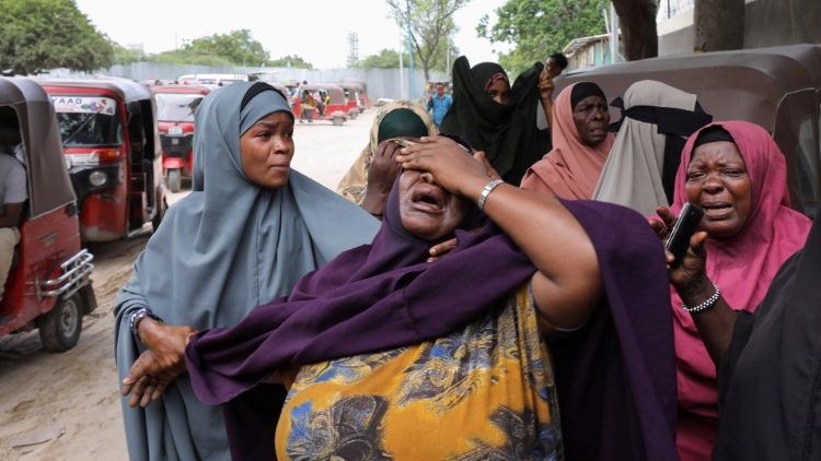 Mogadiscio: il dolore dei parenti delle vittime dell'attentato