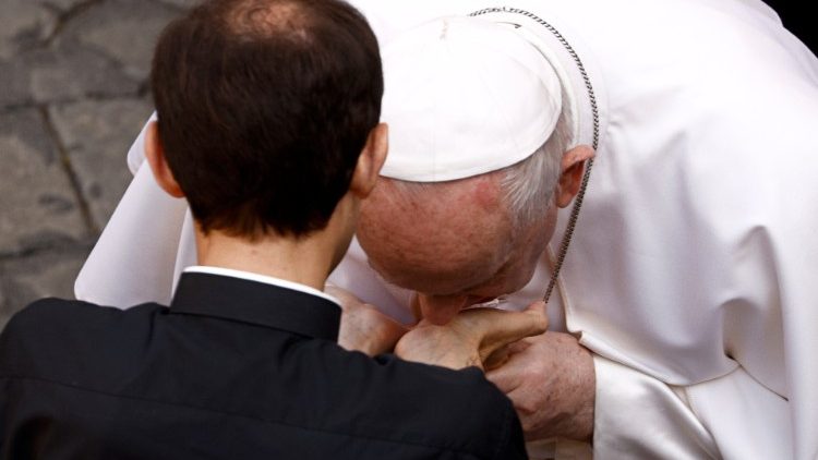 Papa Francisco beija a mão de um sacerdote durante Audiência Geral no Pátio São Dâmaso (REUTERS/Guglielmo Mangiapane)