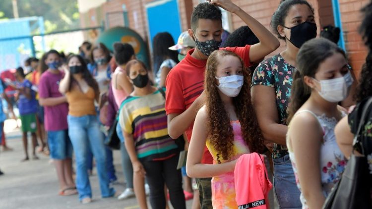Các thanh thiếu niên Brazil chờ tiêm vắc-xin