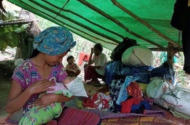 Разселени лица чакат разпределение на храна от доброволческа група, приютени в манастир в град Намлан, в източната част на Мианмар, щата Шан, 25 май 2021