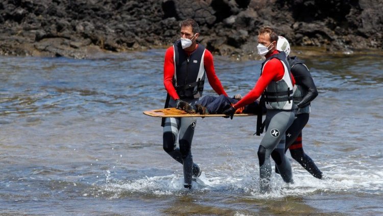 Rescate de un migrante en las playas de Orzola, España