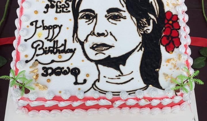 Em Yangon, um bolo com estampa de glacê da líder de Mianmar, Aung San Suu Kyi para comemorar seu aniversário no sábado