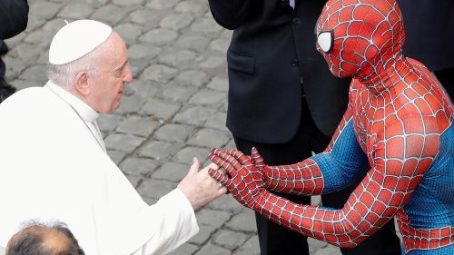 Spiderman beim Papst: „Die wahren Superhelden sind die Kids“