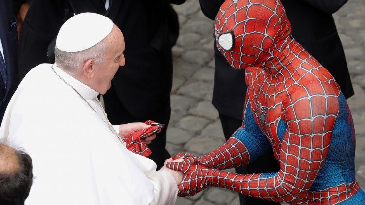 Mattia, de sjuka barnens Spiderman hälsade på påven vid allmänna audiensen 23 juni